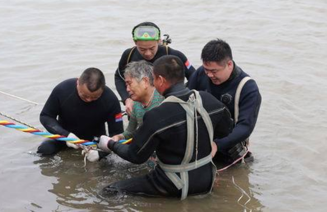 东方之星沉船事件（2015年“东方之星”游轮一分钟沉没，442人遇难，到底发生了什么）(图11)