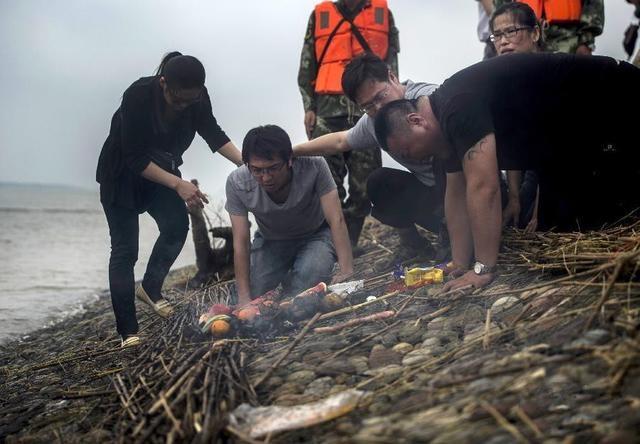 东方之星沉船事件（2015年“东方之星”游轮一分钟沉没，442人遇难，到底发生了什么）(图31)