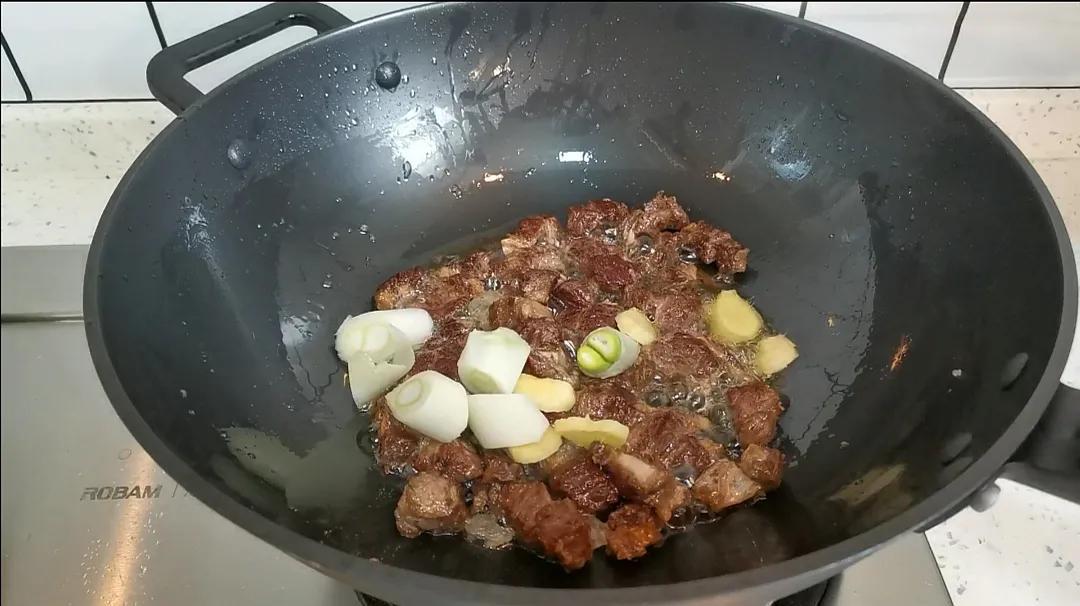 牛肉炖土豆怎么炖好吃又烂（土豆炖牛肉的正确做法，牛肉软烂土豆绵软，孩子长身体期要多吃）(图4)