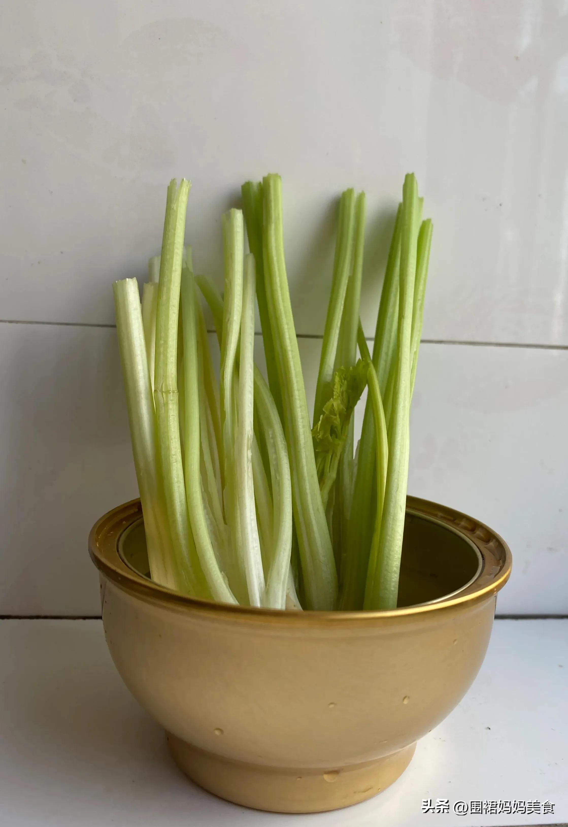 怎样储存芹菜（担心静默囤蔬菜，芹菜像我这样保存，3个月都不会坏，吃着也方便）(图5)