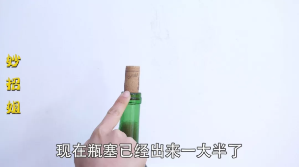 红酒没有开瓶器怎么开（没有开瓶器怎么开红酒？教你一招，不用开瓶器，轻松打开）(图4)