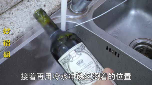 红酒没有开瓶器怎么开（没有开瓶器怎么开红酒？教你一招，不用开瓶器，轻松打开）(图11)